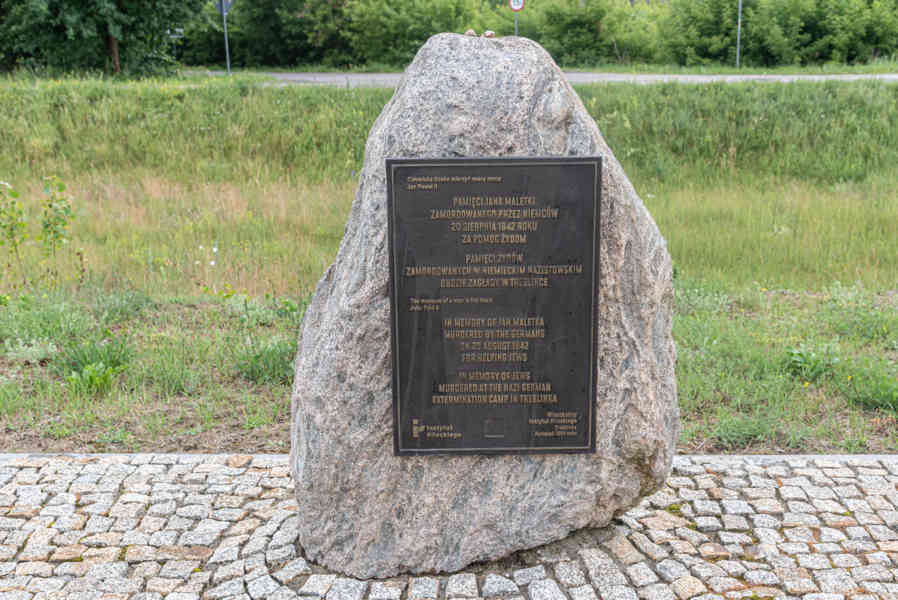 Polonia - Treblinka 04 - Conmemoración de la antigua estación de tren de Treblinka.jpg